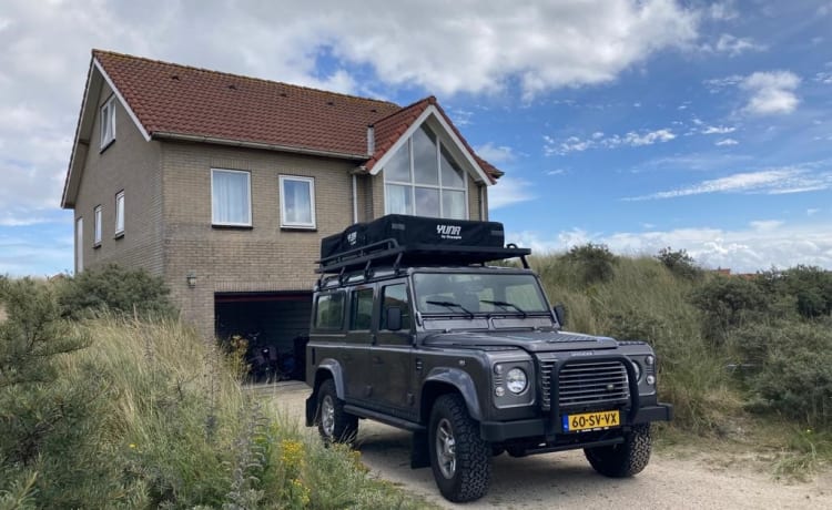 Woeste Willem – Land Rover Defender Automatic 5p del 2006 con tenda sul tetto e tenda laterale