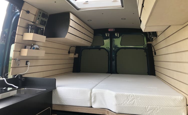 Nieuwe  stoere off-grid Mercedes Sprinter buscamper met lengtebedden