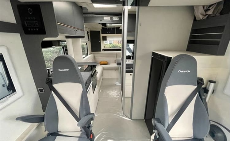 Amelia  – Neuwertiges, modernes Wohnmobil mit 4 Schlafplätzen und Lounge im Heck