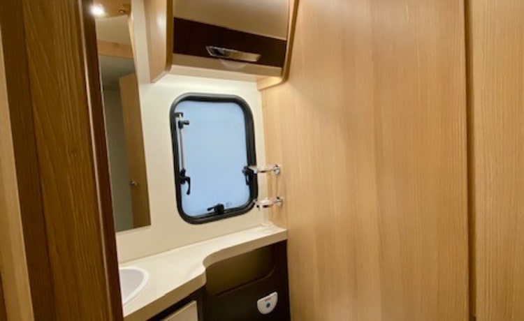 McLouis MC4 – Luxurious & brand new (2022) 4p McLouis semi-integrated with queen size bed