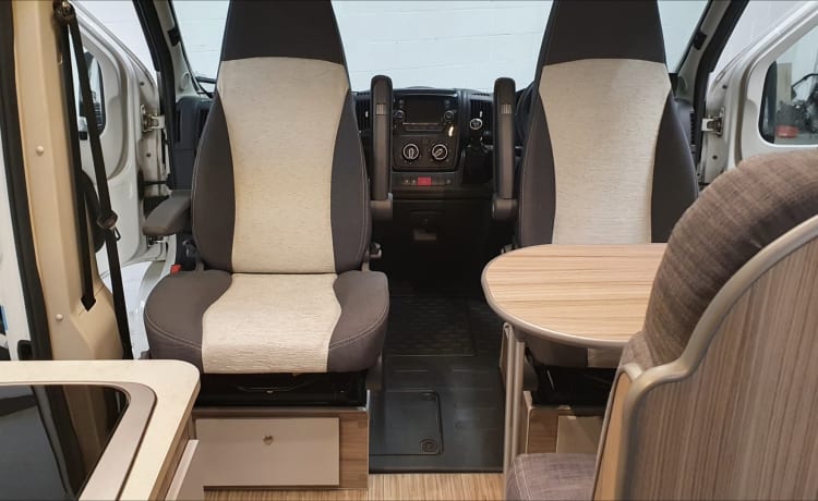 RENTACAMPA  – CAMPING-CAR 2 COUCHES ENTIÈREMENT AUTONOME AVEC TOILETTES ET DOUCHE