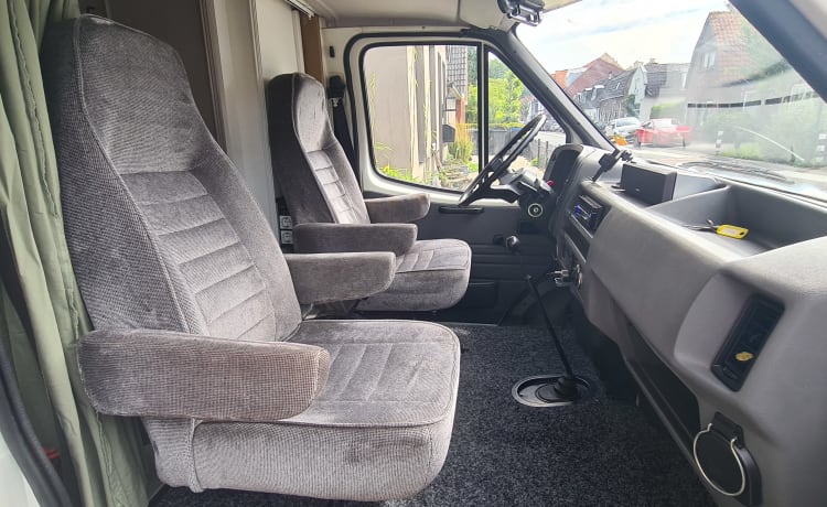 4 Personen 2,5 l Ford Transit Alkovencamper, komplett renoviert!