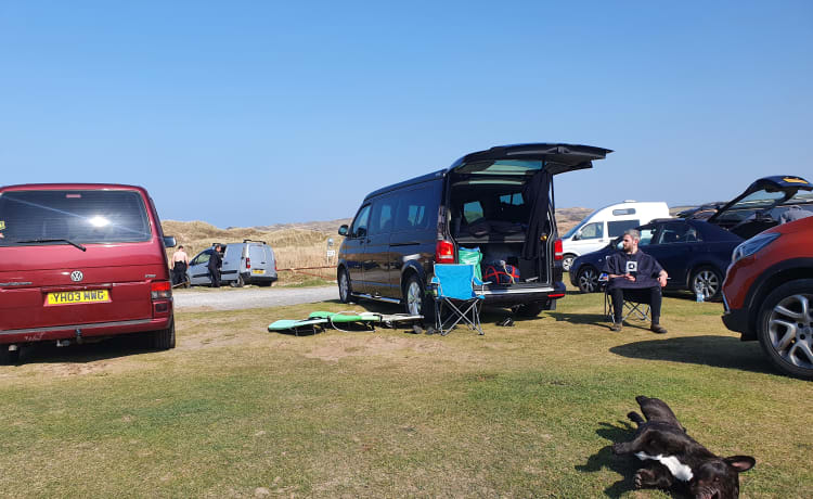 Snowdon – VW T5 4-persoons camper Slaapdak en breed bed (2 volwassenen en 2 kinderen)