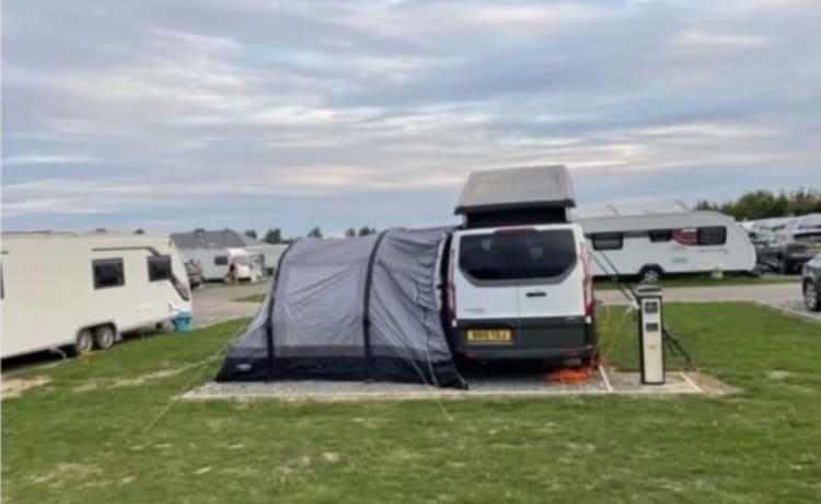 Tommy – 4-persoons Ford campervan uit 2015