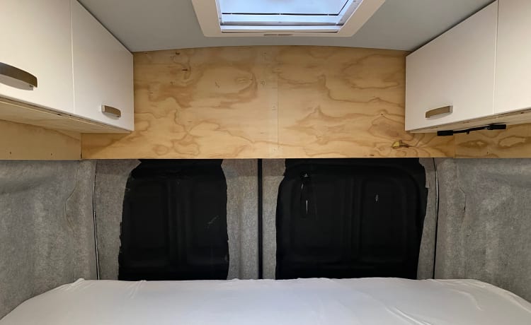Ford Transit – Camping-car de luxe auto-construit disponible pour le camping hors réseau