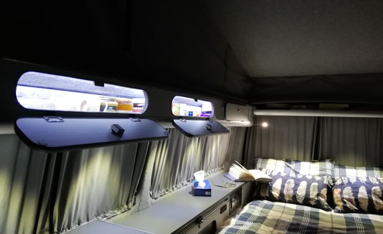 Camper automatico VW a 4 posti: completamente assicurato e pronto per esplorare