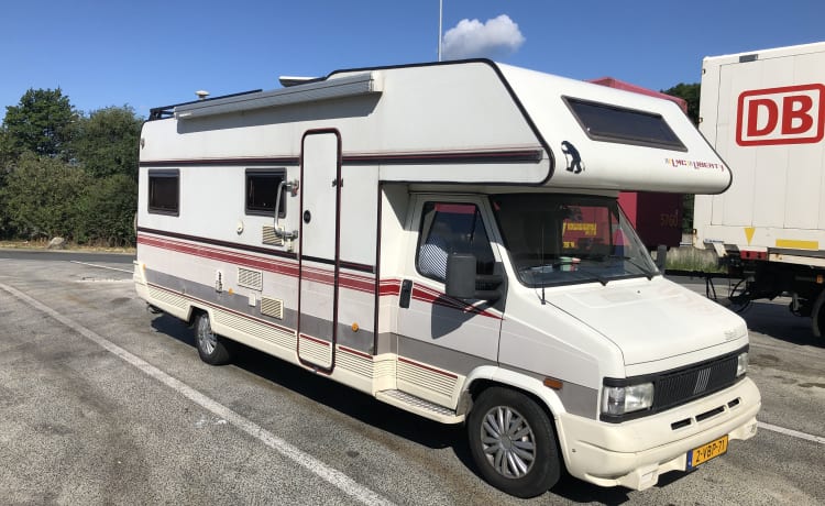 Grand camping-car 6 personnes à louer. Liberté LMC