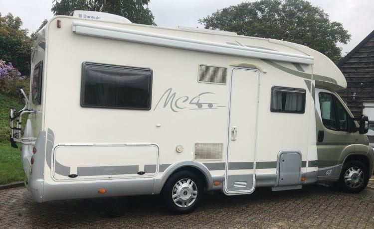 Airco camper – 4p McLouis uit 2010 met airco. 