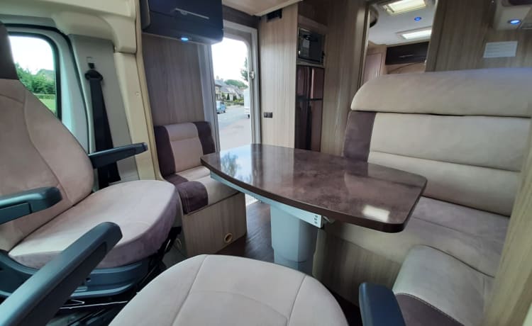 CI X-TIL – Very luxurious 4 person camper with queen bed and pull-down bed, lots of storage space