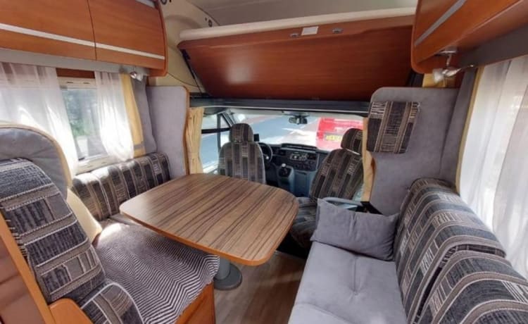 Campie  – Wonderfully spacious 6p camper with XXL garage 