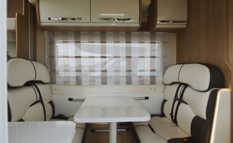 AutoRoller 747 – Volg Frank Campers - Luxe camper met 6 slaapplaatsen