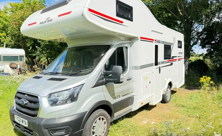 Vera – 6 berth Roller Team automatic, modern and comfortable!)