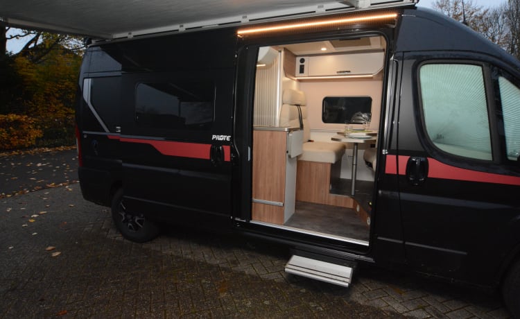 Black Beauty – Luxury Pilote bus camper for 2 persons