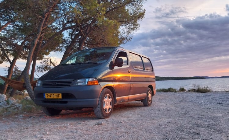 Gerrit – Budget campertje. 2p Toyota bus uit 2006