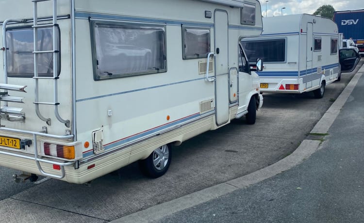 Spacious camper 5 people with 3 bicycle carriers