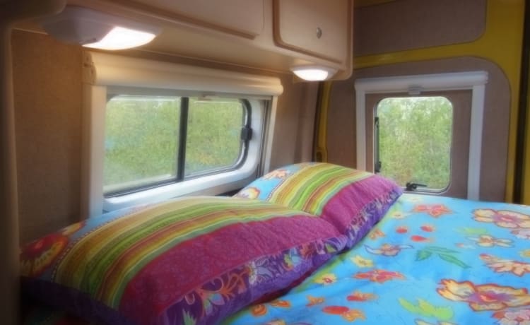 Camping-car confortable pour deux personnes, se conduit comme une voiture de tourisme