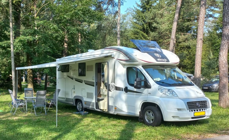 Fijne 4P camper van alle gemakken voorzien