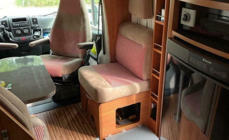 Spacious and luxurious 5 person camper Adria Matrix