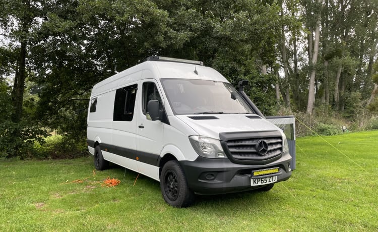 Beryl – 3 berth Mercedes-Benz bus from 2015