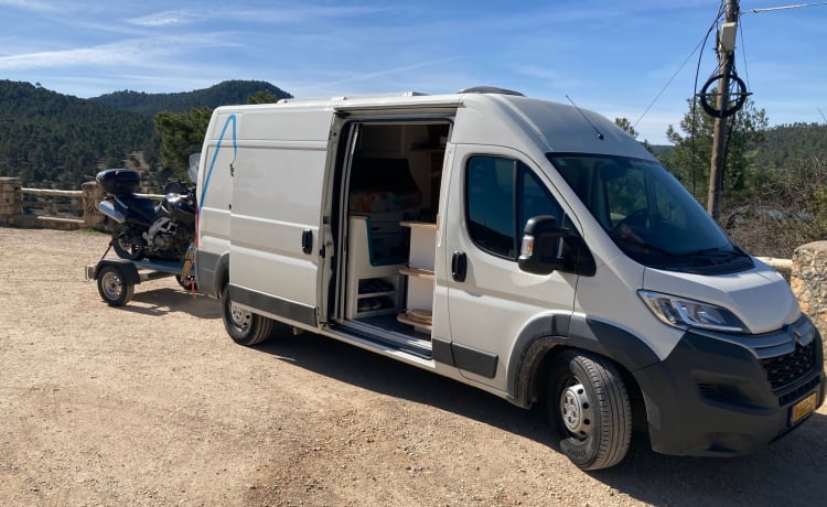 Comfortabele off-grid camper voor de natuur liefhebber