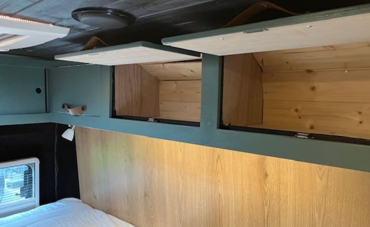 Heunie 1 – Beautiful bus camper with 2 lengthwise beds