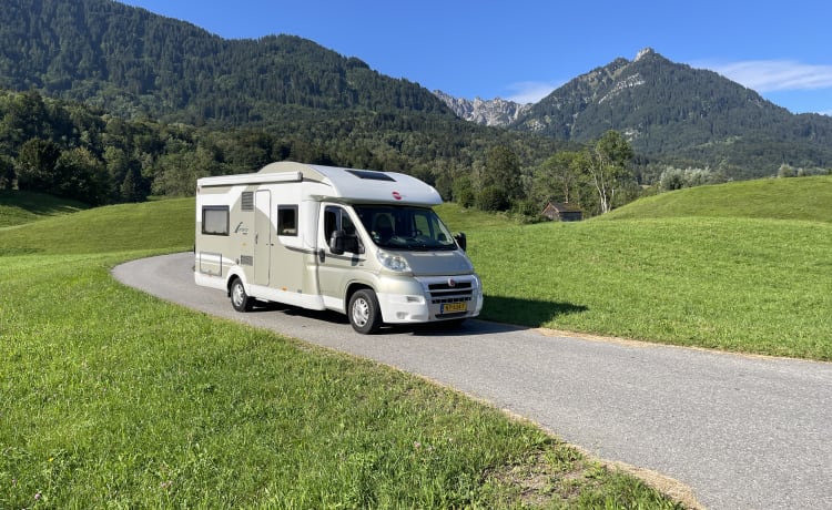 Golden Bürstner - Luxe 4 pers. camper met vast Frans bed en een hefbed