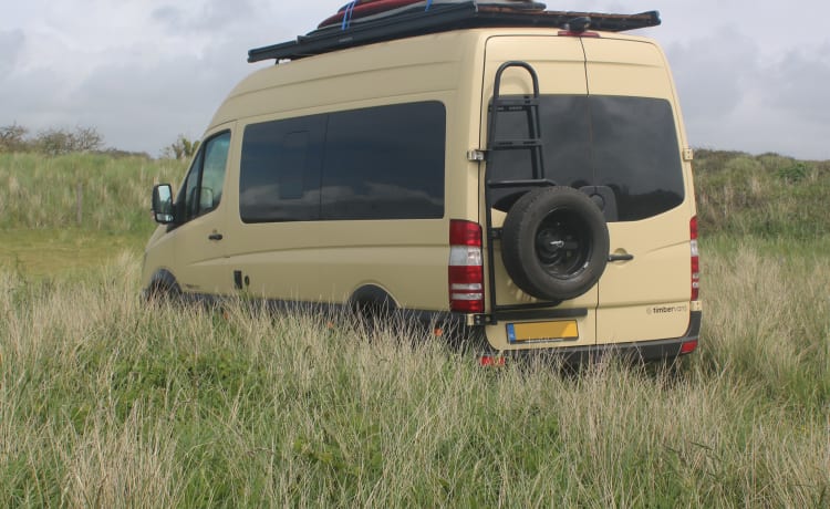 Lily – 2p Mercedes Sprinter off-grid camper 