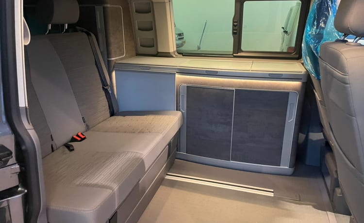 Grijze VW California – Nouveau camping-car VW California T6 de 2021. Peut-être avec remorque à moteur.