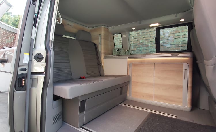 Hotel California – 4p Volkswagen bus uit 2022