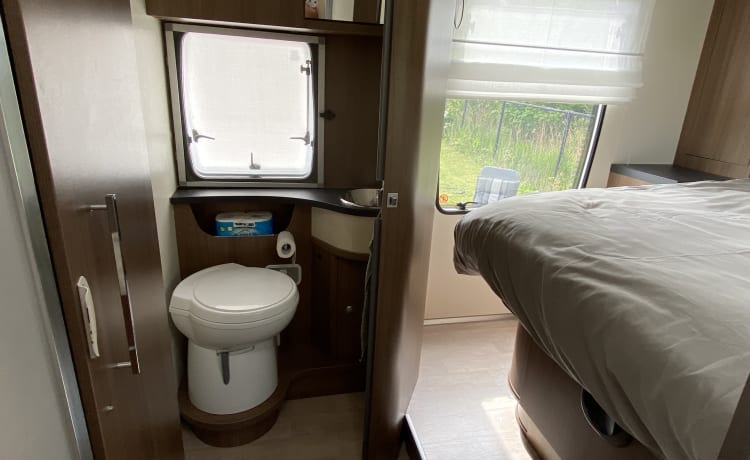 Luxe tweepersoons Queensbed camper Chausson – Volledig ingericht 