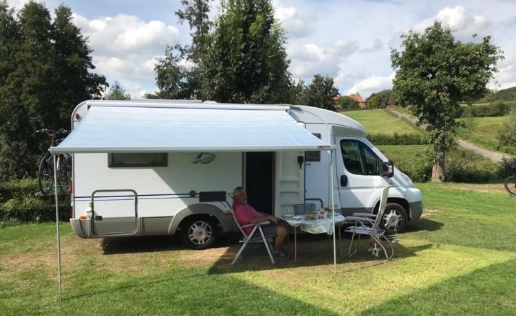 Een Ruime 2 pers. camper zeer compleet.