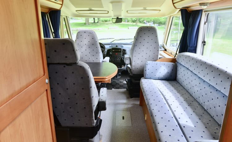 Hymer B584 per 3-4 persone per una vacanza indimenticabile