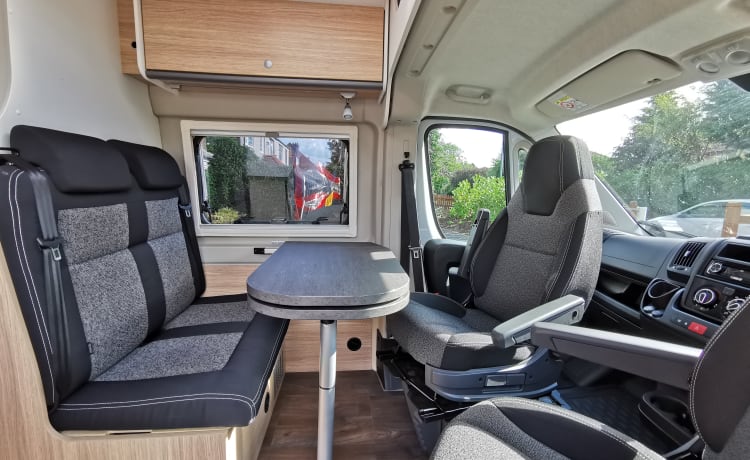 Sunlight Cliff 600 Wohnmobil mit 3 Schlafplätzen und festem Bett