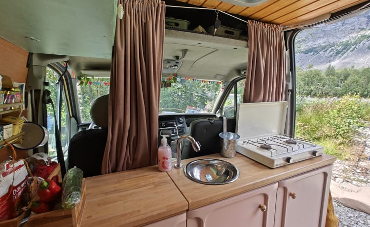 To the 'MOON' and back – Cozy 2p Renault campervan from 2004