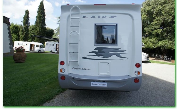 EcoVip Camper – Super luxury spacious family camper, beautiful Italian interior with air conditioning!