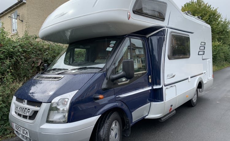 Wonderful Hymer, off-grid capable, fully kitted-out, Double and 2 fixed bun