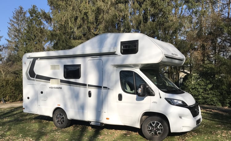 6-person family camper with a powerful 150 hp engine