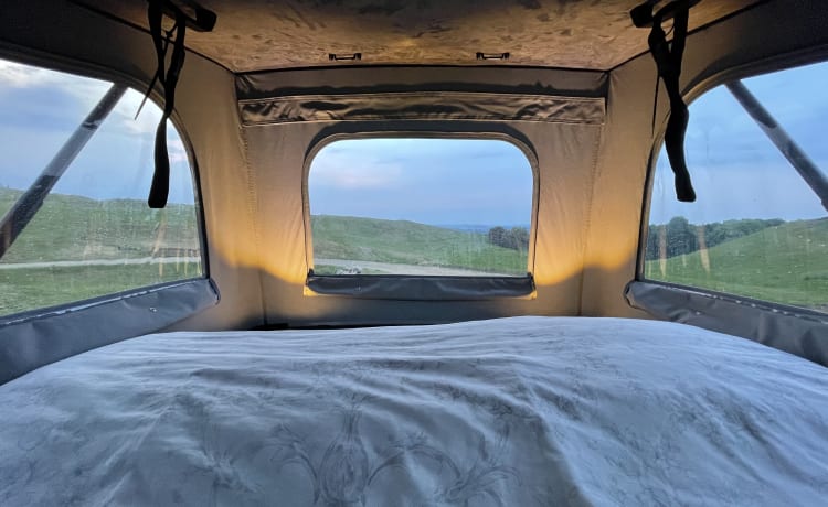 Mitch  – Superbe conversion VW T6 Camper King. 4 couchages, 5 sièges et fait tourner les têtes !