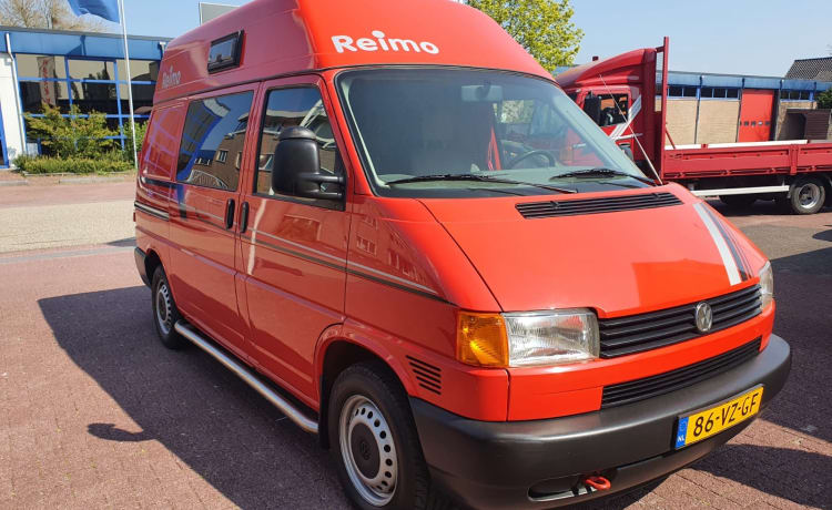 Ferrari onder de Volkswagens – 2p Volkswagen bus uit 2001