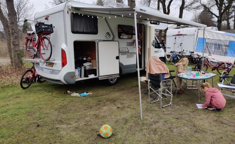 Knausie – Camping-car soigné et compact pour quatre personnes (familial) avec deux lits fixes