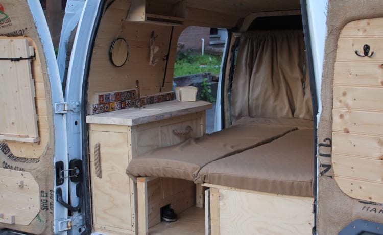 Yayka – Accogliente camper in pino autocostruito 2 posti letto