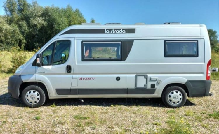 Avanti La Strada – Camper di autobus di lusso | 4 seduti/3 letti | Cucina/WC/Aria condizionata moto/Portabiciclette