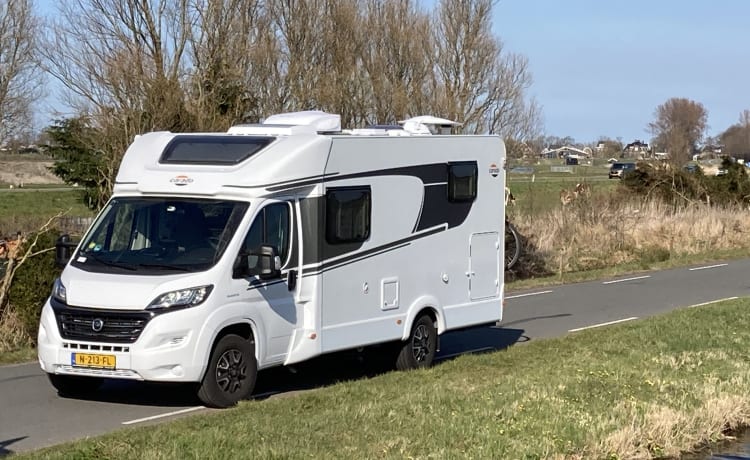 Compacte luxe camper Carado T 337 met enkele bedden, TV en airco