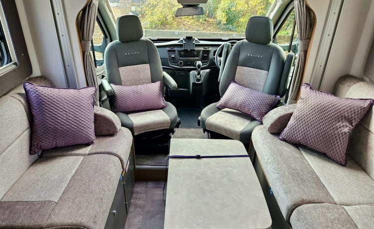 Rose – Luxe automatische camper met 4 slaapplaatsen 