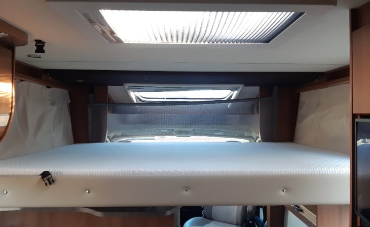 Vollständig eingerichteter 4er Camper Knaus MF mit 2x2 Betten, Klimaanlage