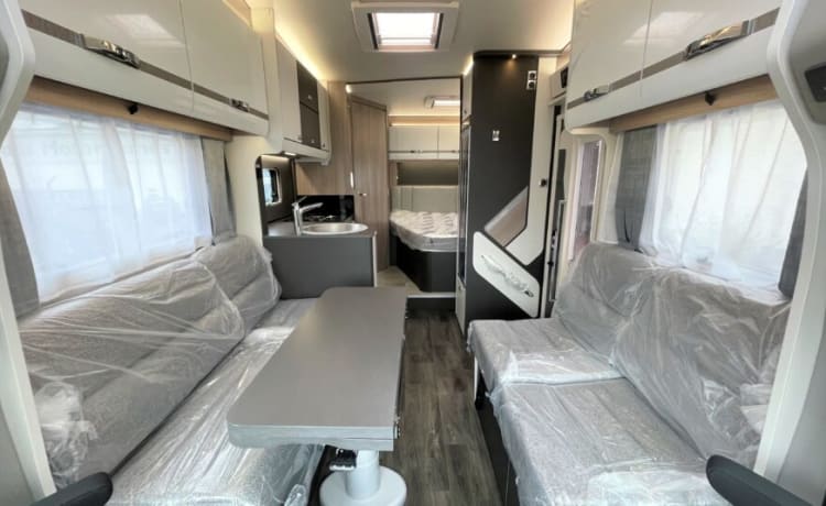 EFP – Swift Voyager 564 Luxury Fixed Bed