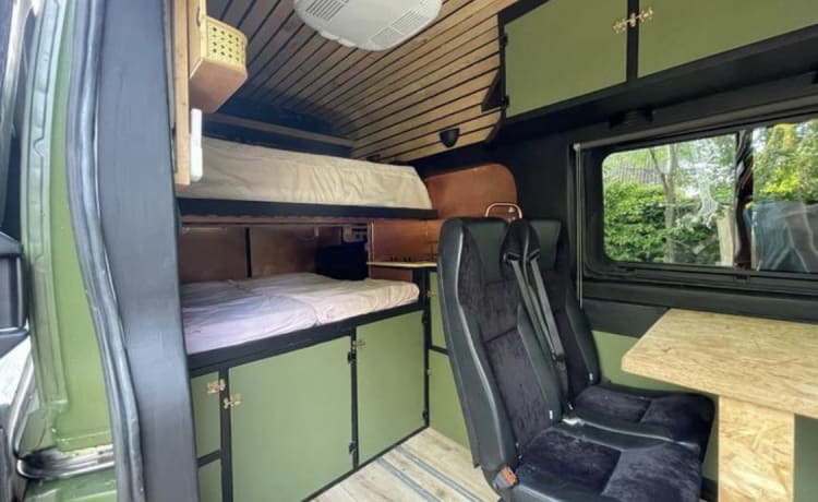 Bruce – Tough 4p bus camper for great adventures