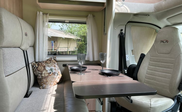 Beautiful compact 3 person camper from 2021