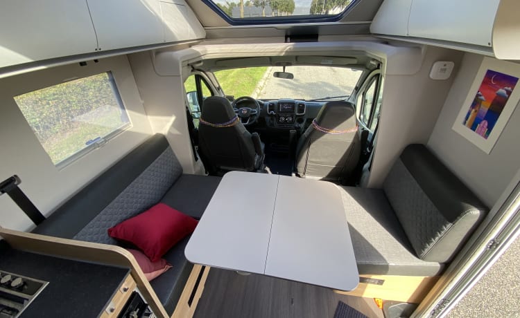 Coral suite on wheels – Lusso 2 persone Adria Coral 650DL semi-integrato automatico dal 2022