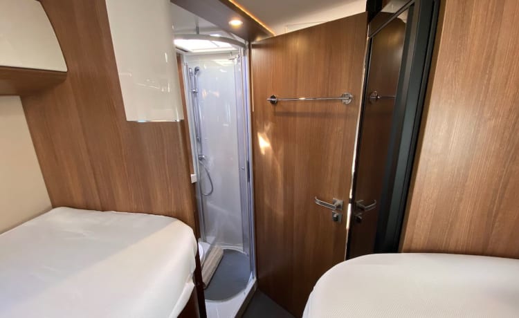 Luxueuze en comfortabele nieuwe Carthago camper